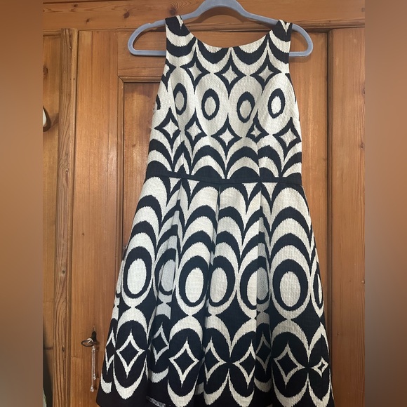 Taylor-sz8 black and white dress with pockets - Picture 2 of 8